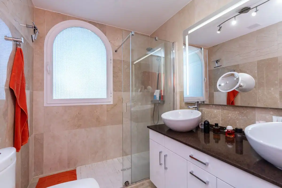 Badezimmer von Wohnungen zum Verkauf in Benahavís mit Klimaanlage, Privatgarten und Terrasse