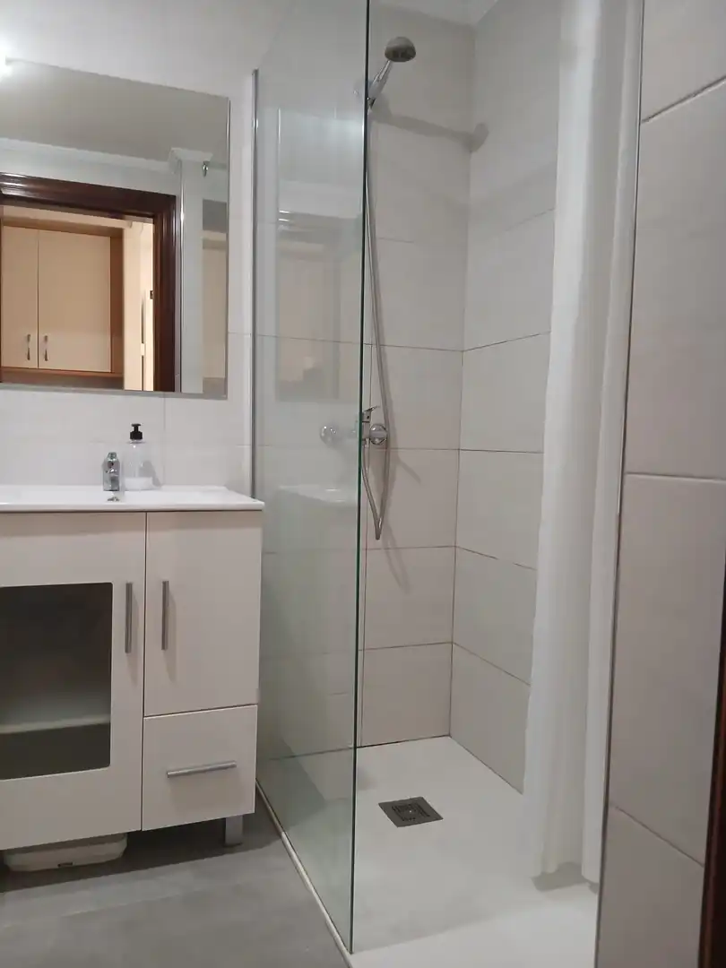 Badezimmer von Wohnung zur Miete in Gijón  mit Heizung und Parkett