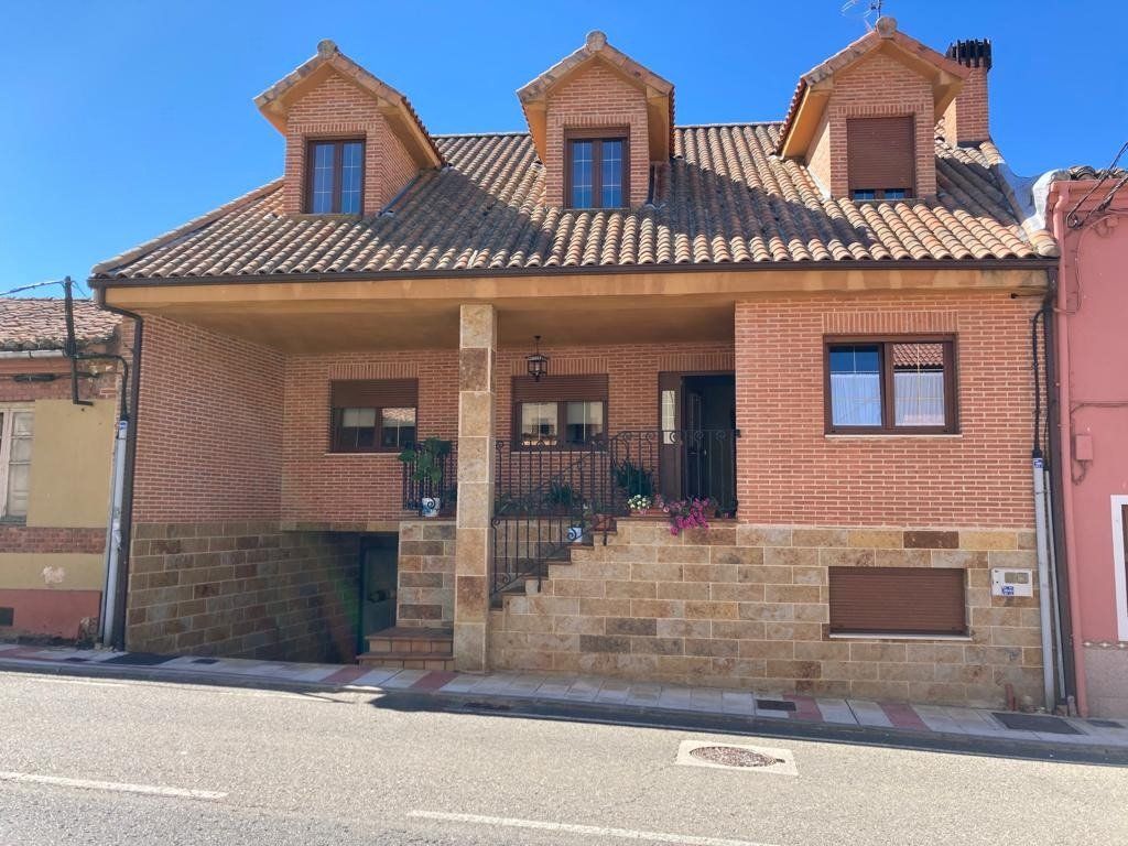 Exterior view of House or chalet for sale in San Andrés del Rabanedo  with Heating, Terrace and Swimming Pool