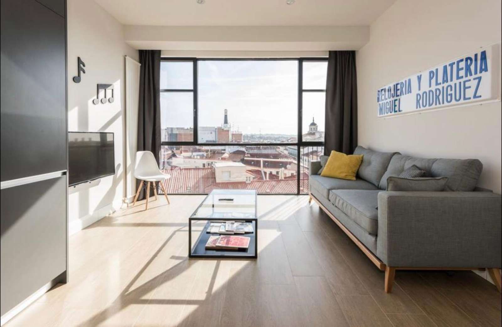 Living room of Study to share in  Madrid Capital  with Air Conditioner and Terrace