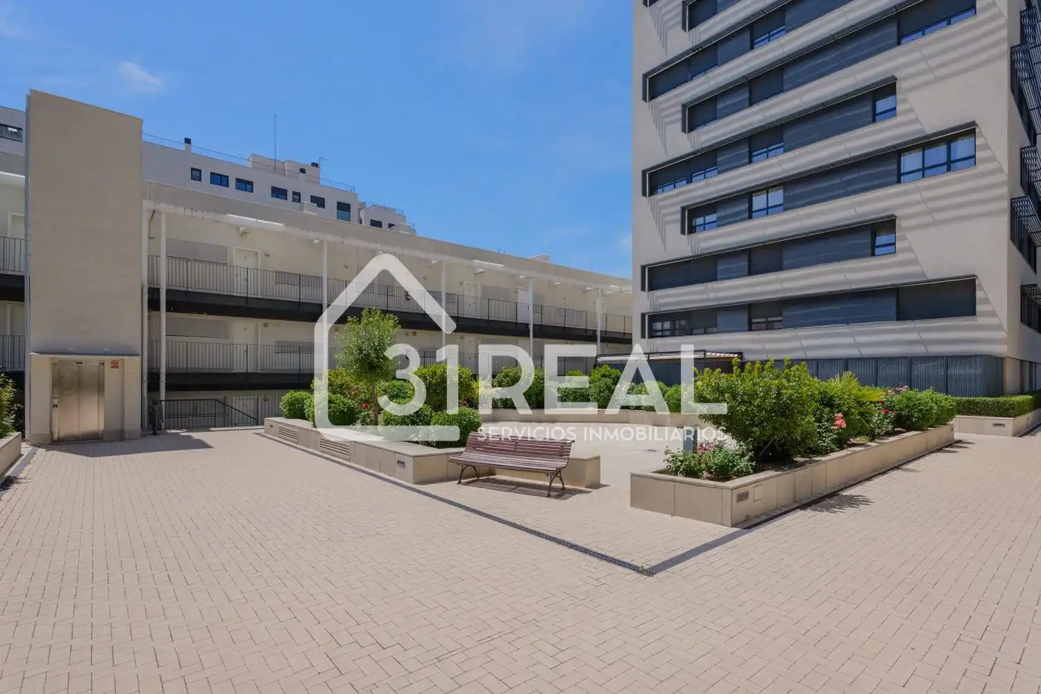 Außenansicht von Wohnung zum Verkauf in Madrid mit Heizung, Privatgarten und Gemeinschaftspool