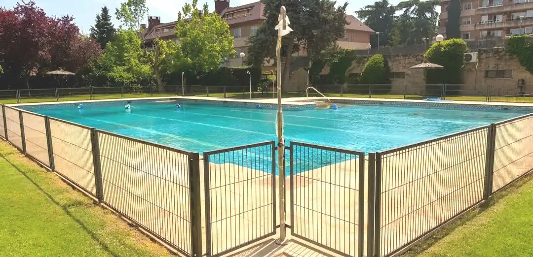 Schwimmbecken von Wohnung zur Miete in Majadahonda mit Klimaanlage, Heizung und Privatgarten