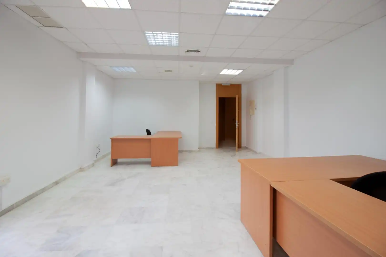Büro zur Miete in Mairena del Aljarafe mit Klimaanlage und Terrasse
