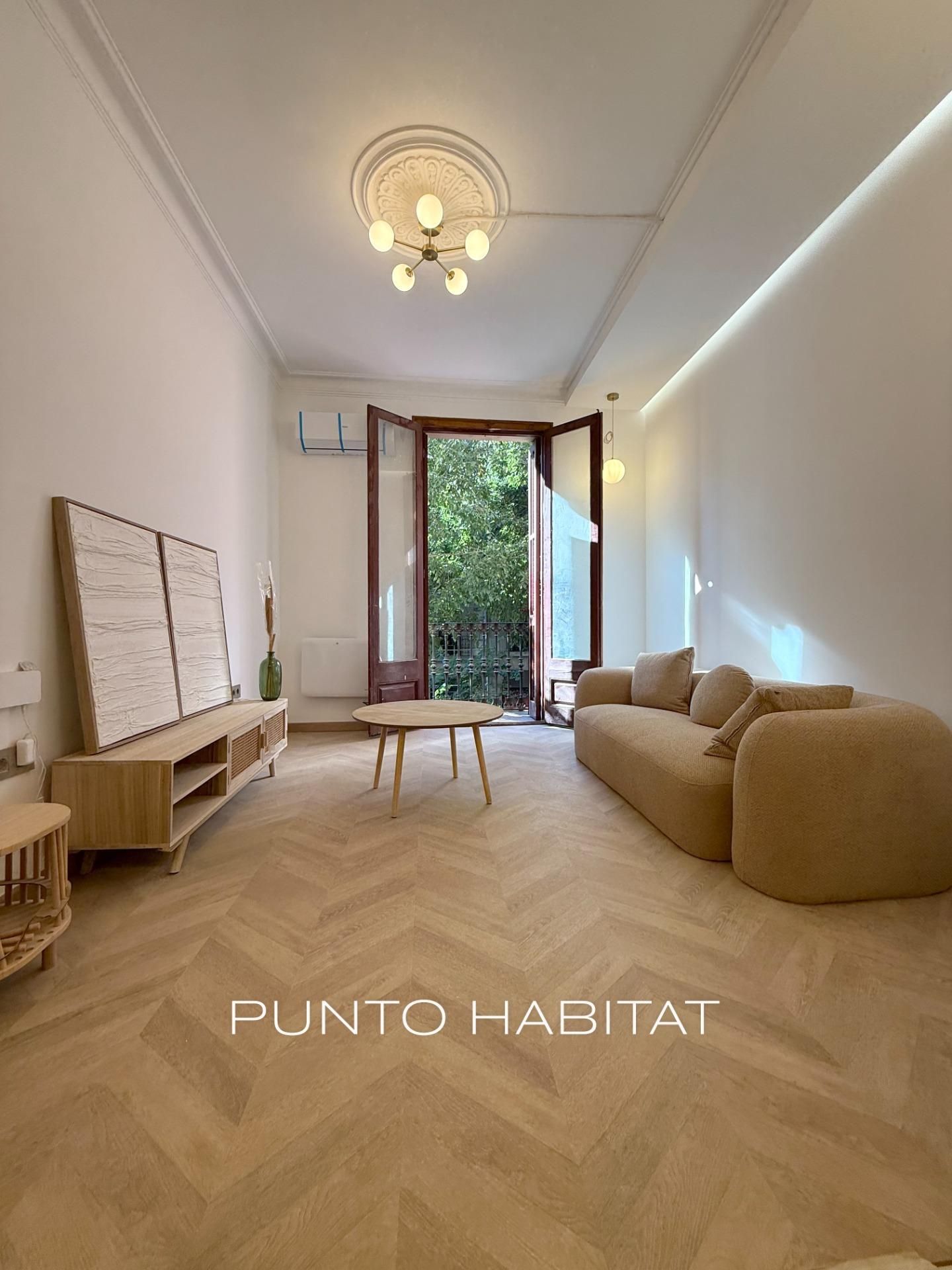 Living room of Flat for sale in  Barcelona Capital  with Air Conditioner, Heating and Parquet flooring