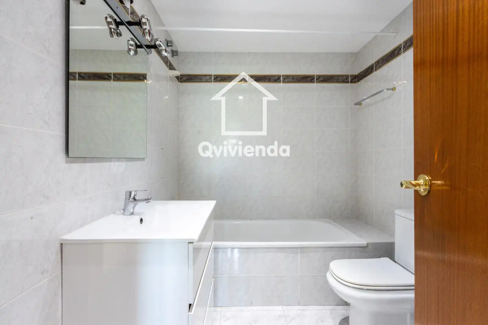 Bany de Pis en venda en Parets del Vallès amb Aire condicionat i Terrassa
