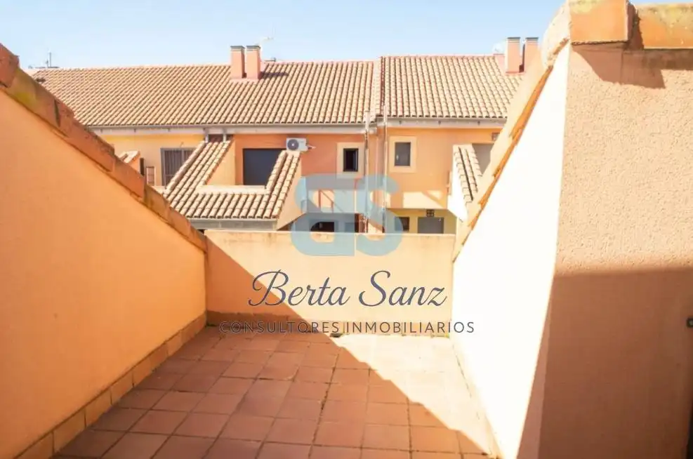 Vista exterior de Casa adosada en venta en Pioz con Aire acondicionado, Calefacción y Jardín privado