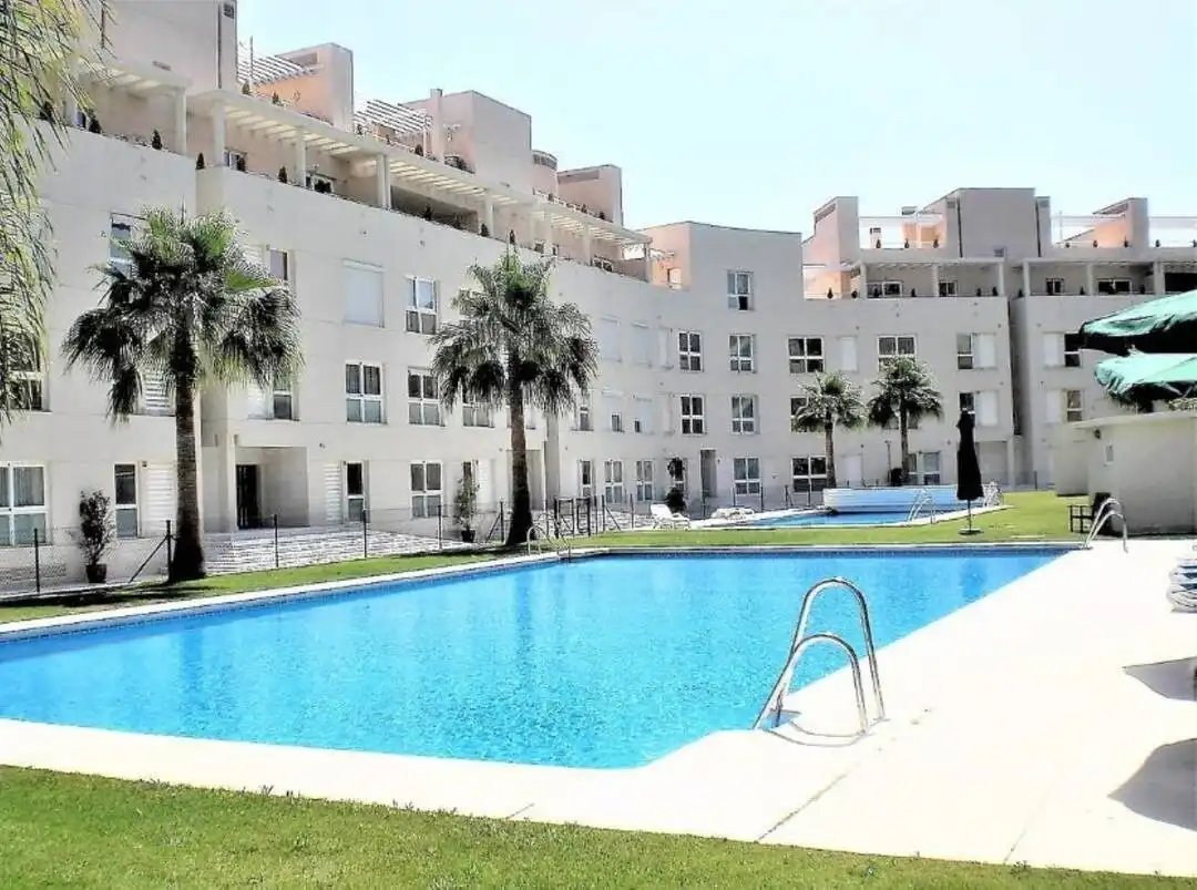 Schwimmbecken von Wohnungen zum Verkauf in Marbella mit Privatgarten, Terrasse und Abstellraum