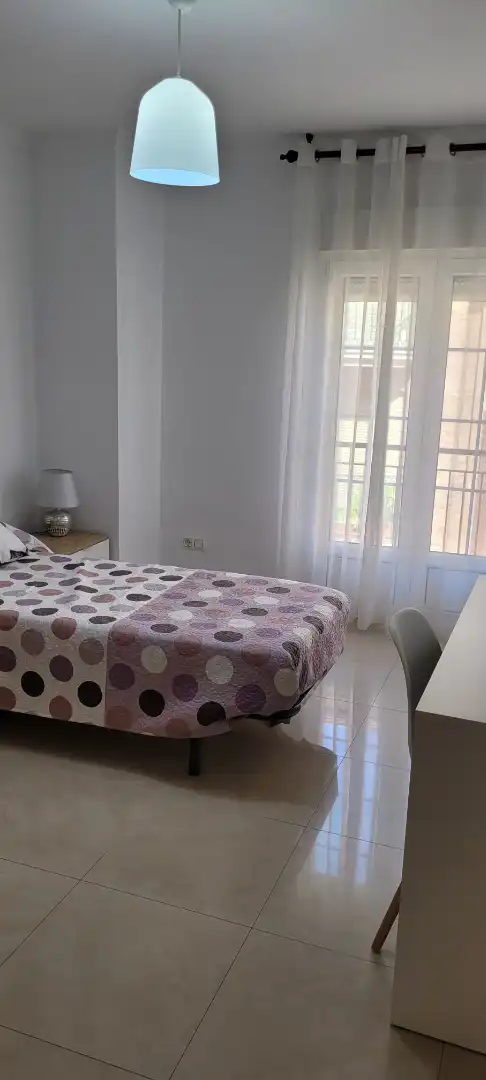 Habitación de Piso de alquiler en Cuenca con Calefacción, Parquet y Amueblado