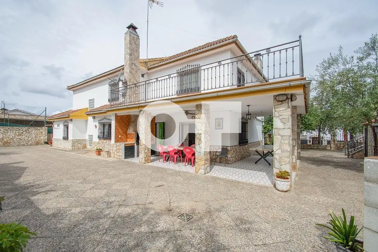 Vista exterior de Casa o xalet en venda en Tordera amb Calefacció, Terrassa i Piscina
