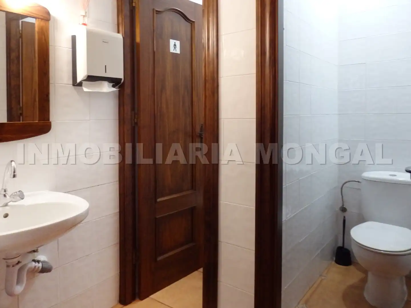 Bany de Local de lloguer en Gavà amb Aire condicionat, Moblat i Alarma