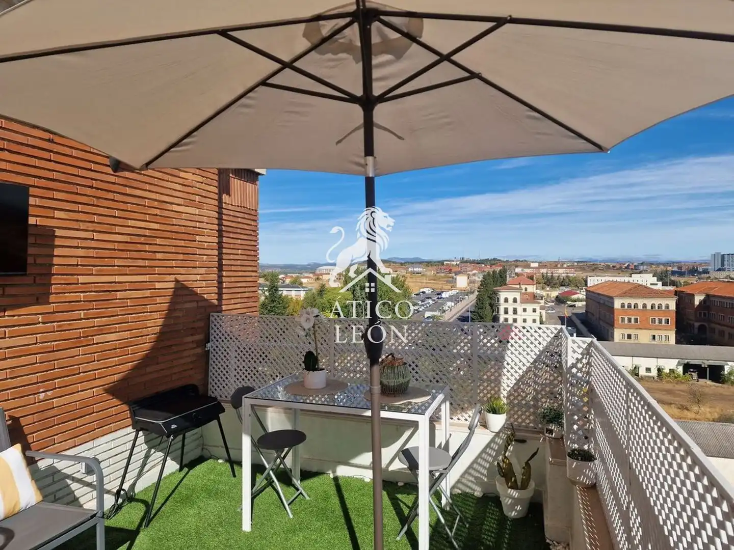 Terrassa de Àtic en venda en León Capital  amb Calefacció, Parquet i Terrassa