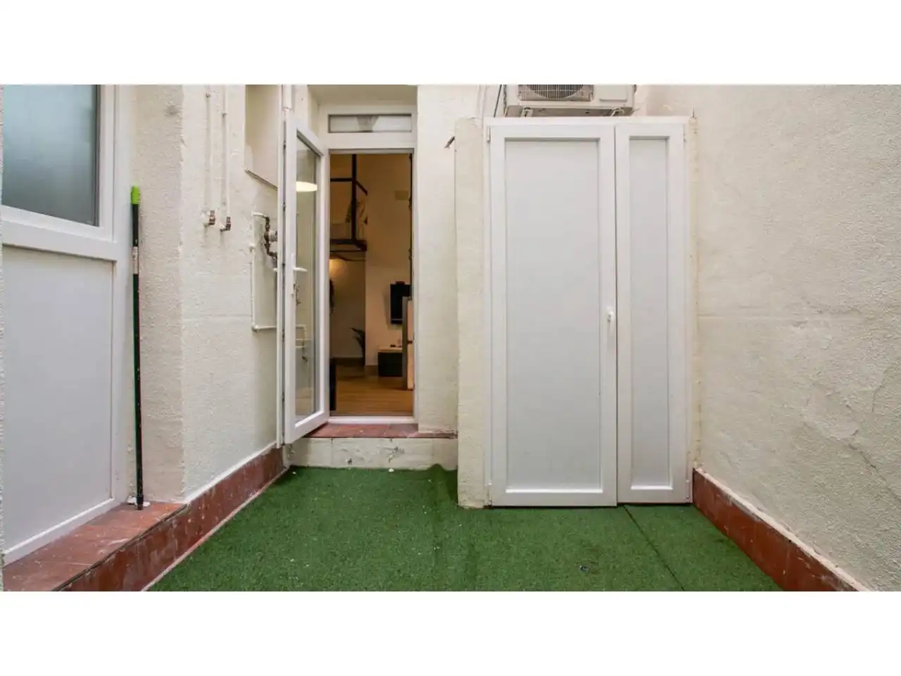 Exterior view of Study for sale in Barcelona  with Parquet flooring