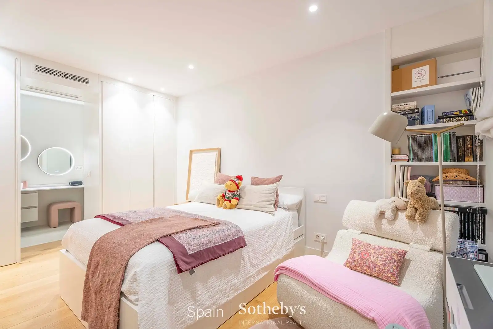 Dormitori de Apartament en venda en Madrid amb Aire condicionat i Calefacció