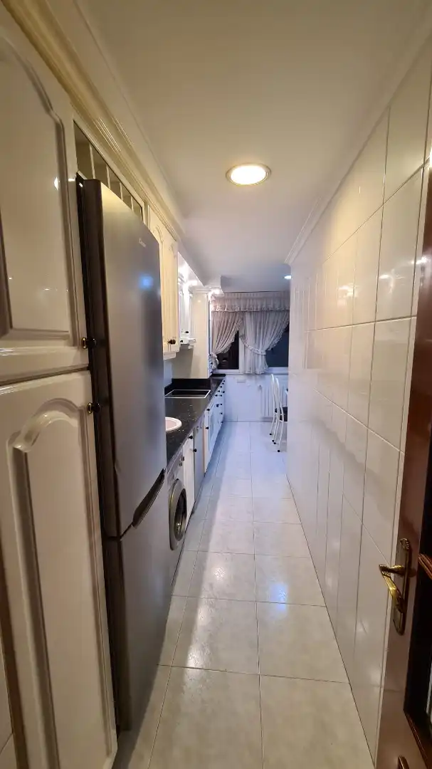Cuina de Pis de lloguer en Ourense Capital  amb Calefacció, Parquet i Moblat
