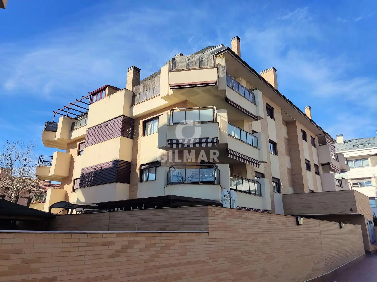 Vista exterior de Dúplex en venda en Boadilla del Monte amb Calefacció, Traster i Piscina
