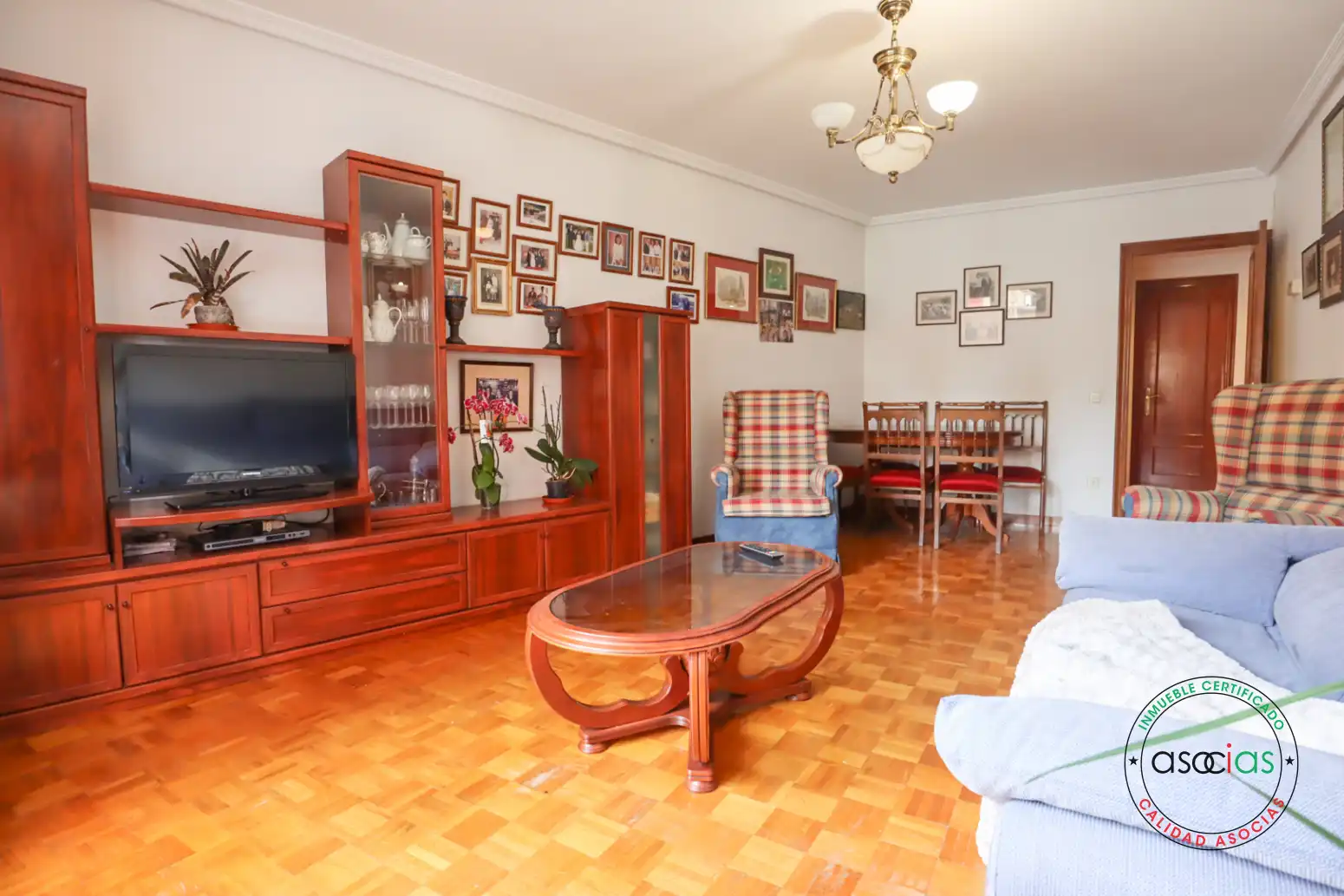 Sala de estar de Piso en venta en Oviedo  con Calefacción, Parquet y Terraza