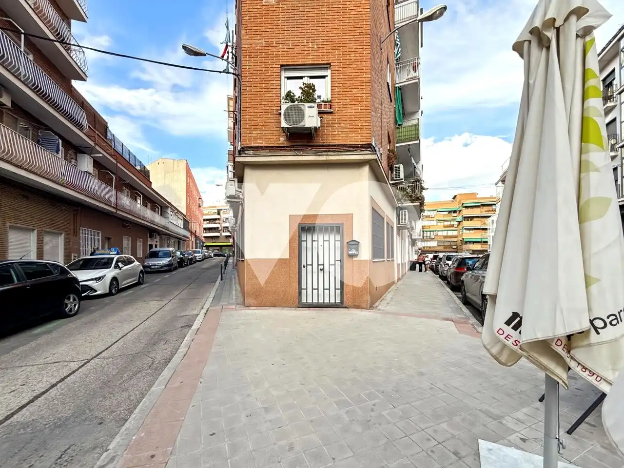Außenansicht von Erdgeschoss zum Verkauf in Madrid mit Klimaanlage