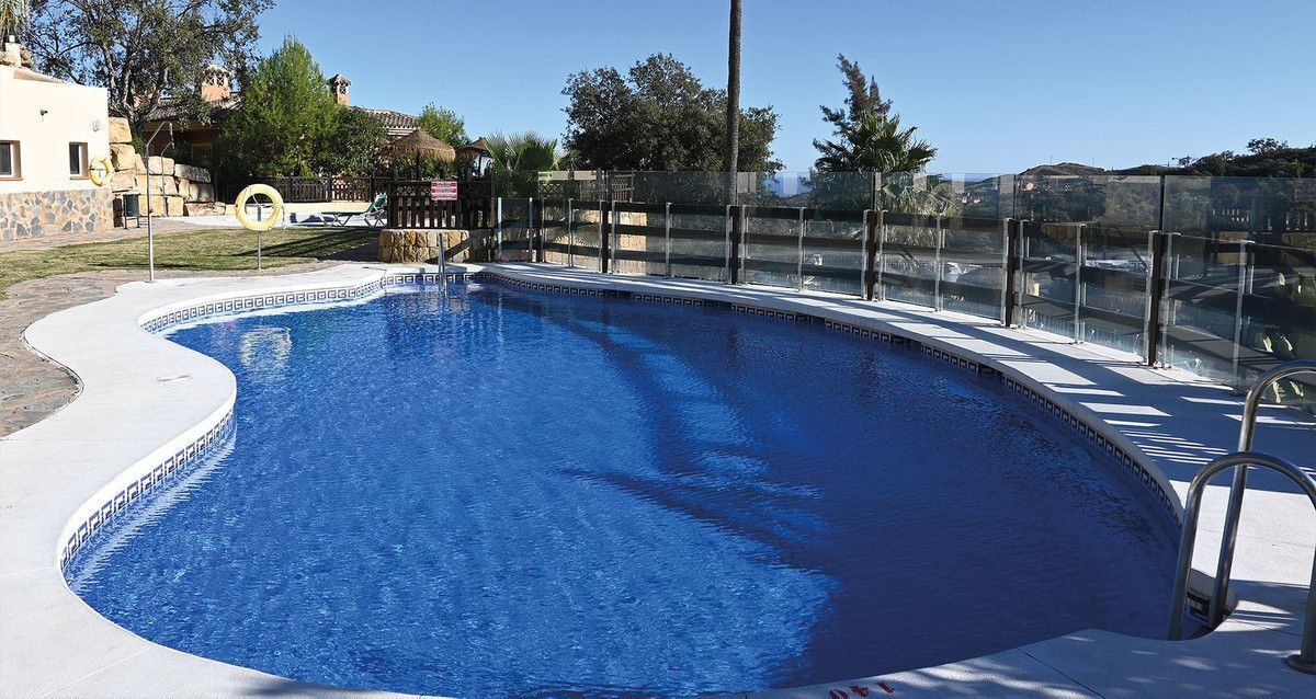 Piscina de Apartament de lloguer en Ojén amb Aire condicionat, Calefacció i Terrassa