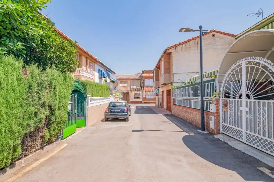 Vista exterior de Casa adosada en venda en Armilla amb Jardí privat, Terrassa i Balcó