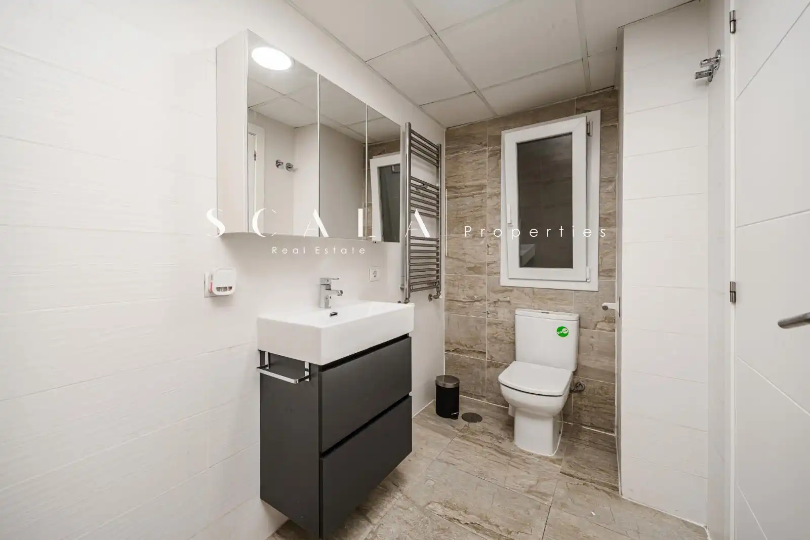 Bathroom of Flat for sale in Madrid  with Air Conditioner, Heating and Terrace