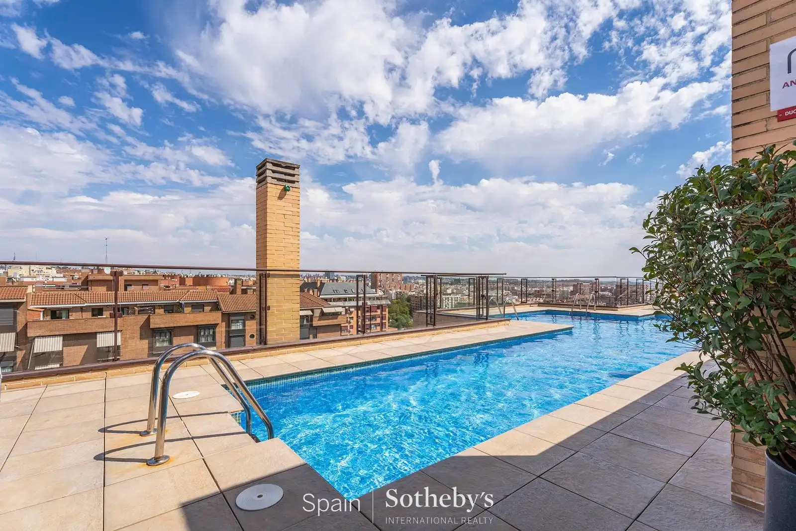 Piscina de Apartament en venda en Madrid amb Aire condicionat, Calefacció i Traster