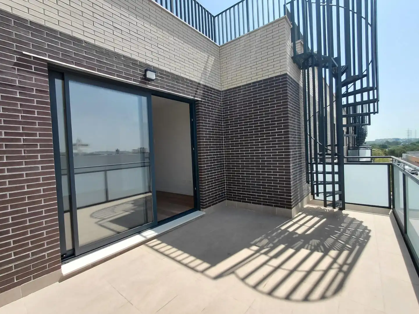 Terrasse von Dachboden zur Miete in Camas mit Klimaanlage, Heizung und Privatgarten
