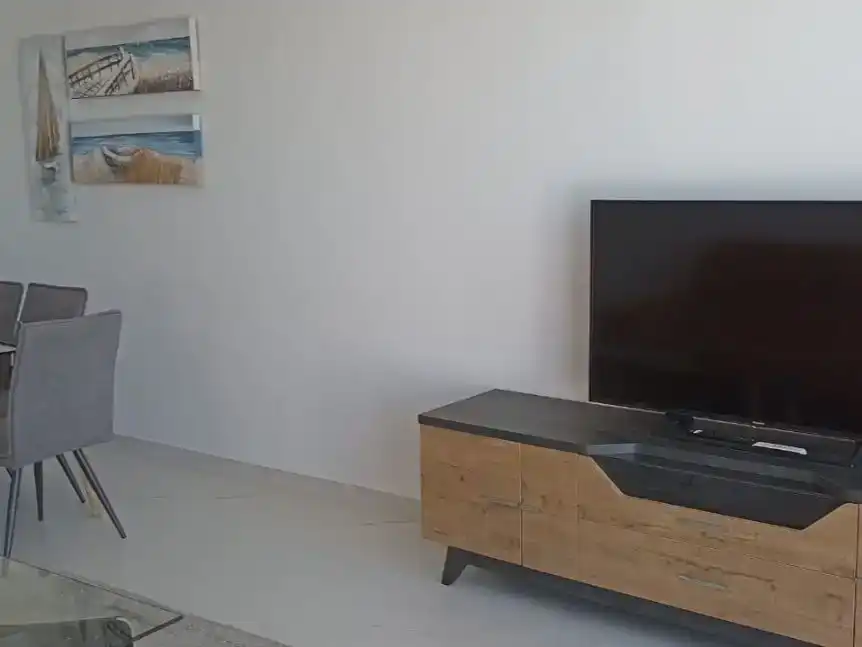 Wohnzimmer von Wohnung zur Miete in Estepona mit Klimaanlage, Privatgarten und Schwimmbad