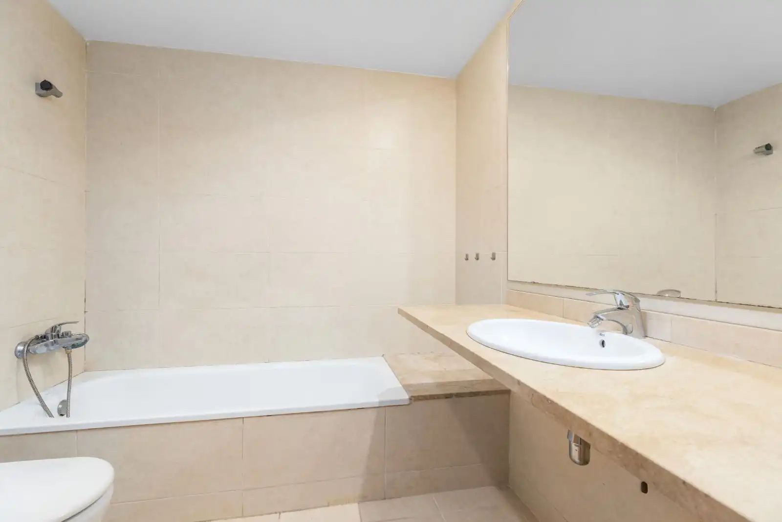 Bany de Pis en venda en Parets del Vallès amb Calefacció, Jardí privat i Parquet