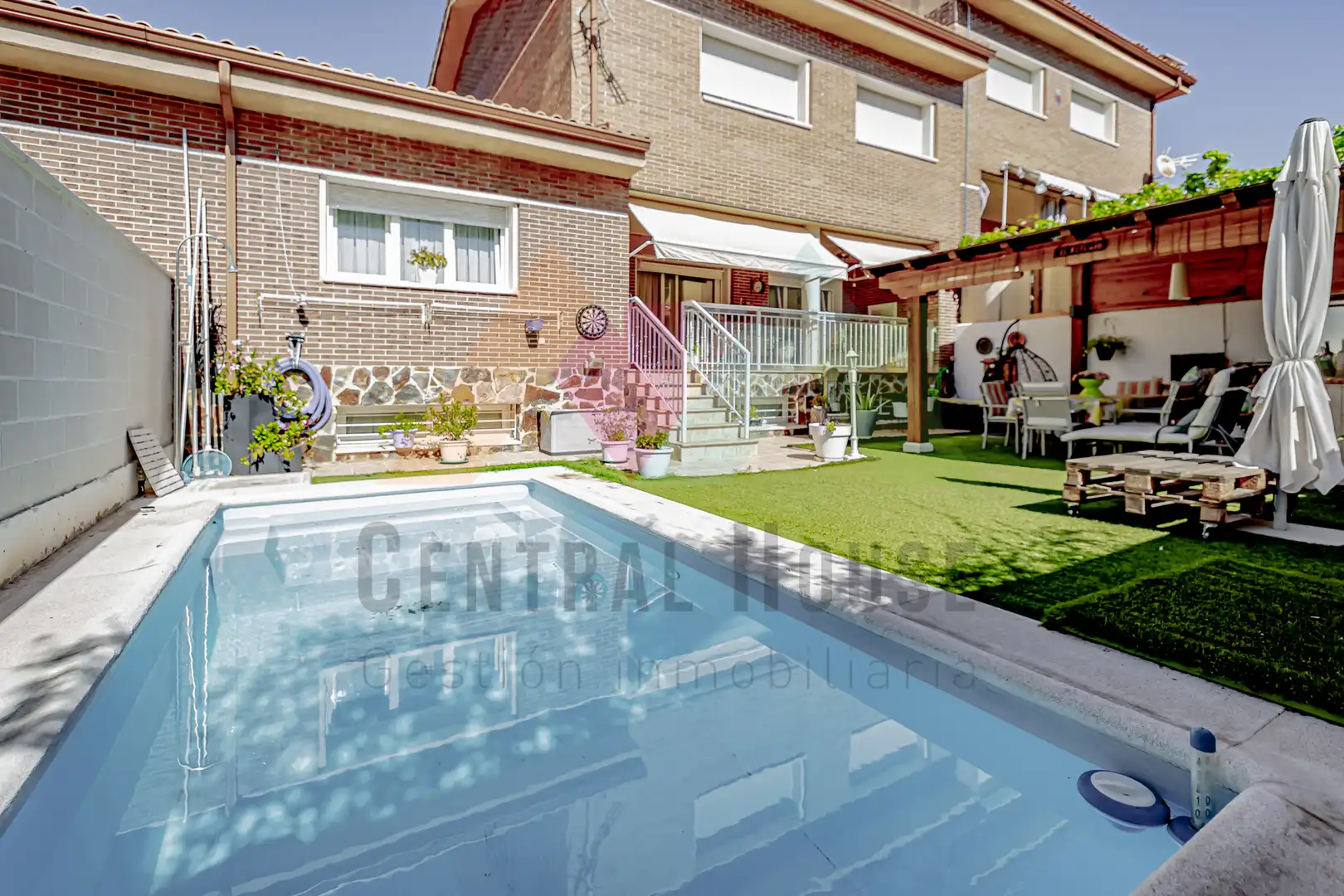 Piscina de Casa adosada en venta en Guadalajara con Aire acondicionado, Calefacción y Jardín privado