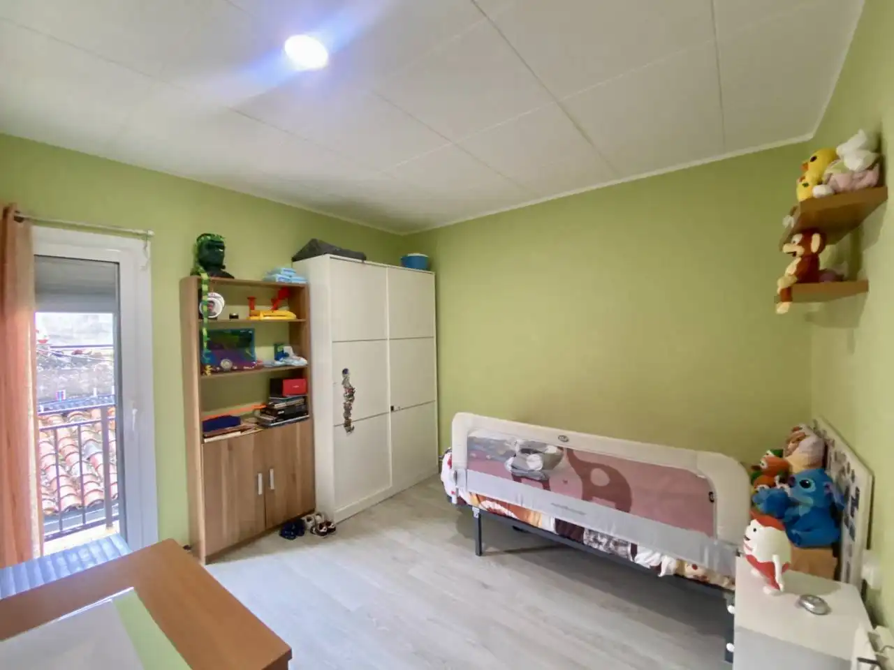 Dormitori de Casa o xalet en venda en Olot amb Parquet i Terrassa