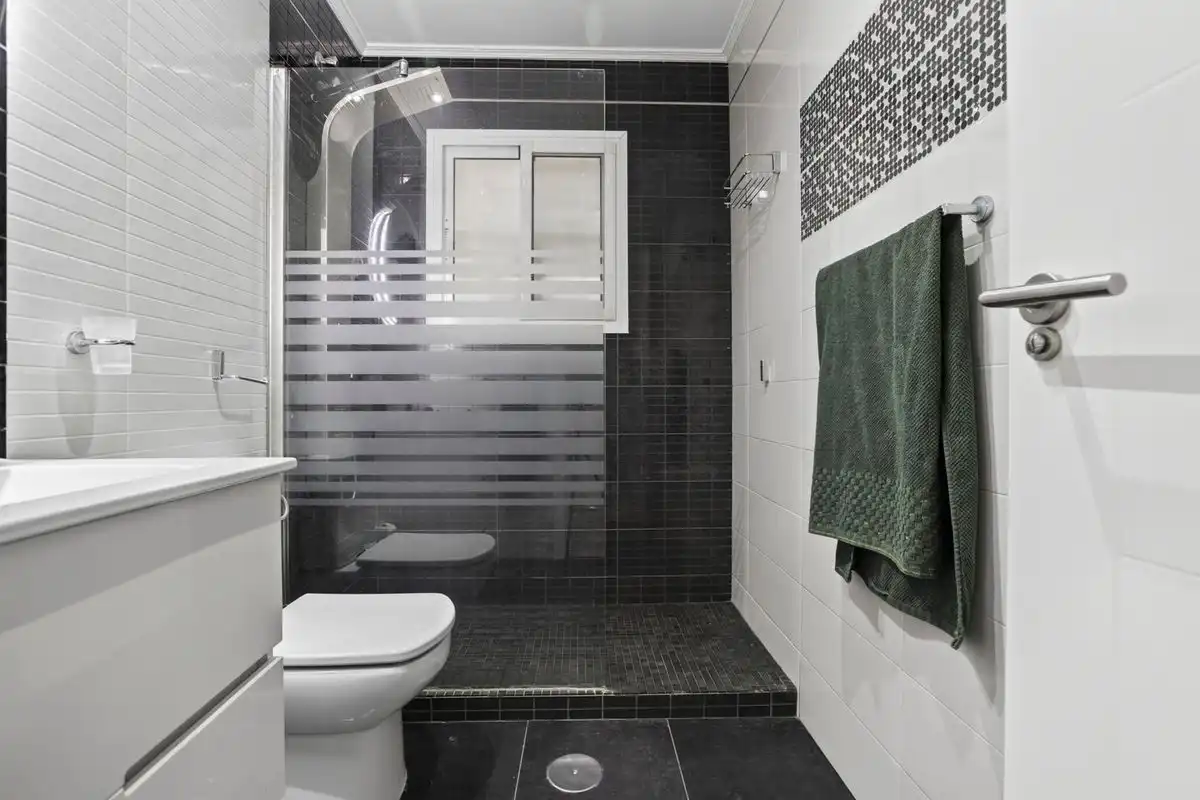 Bathroom of Flat for sale in Sevilla  with Air Conditioner, Heating and Furnished