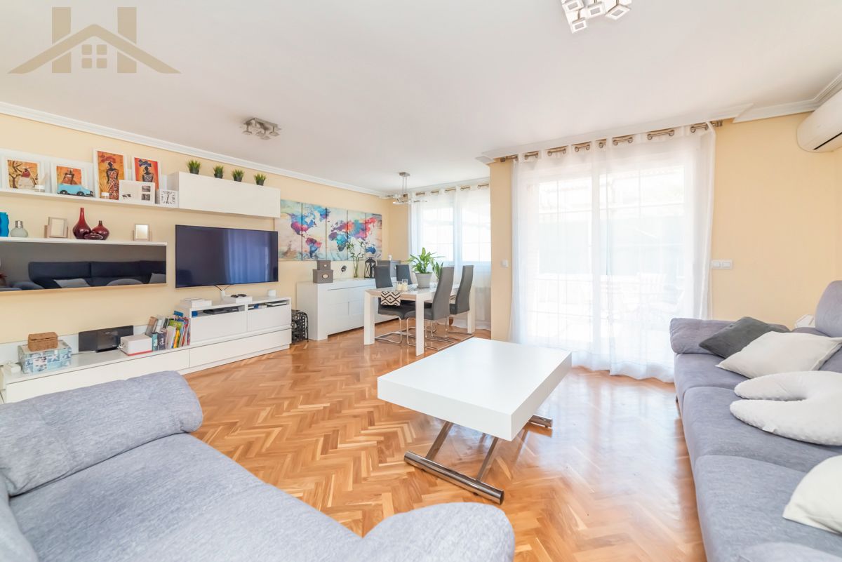 Sala d'estar de Casa adosada en venda en Valdemoro amb Aire condicionat, Calefacció i Jardí privat