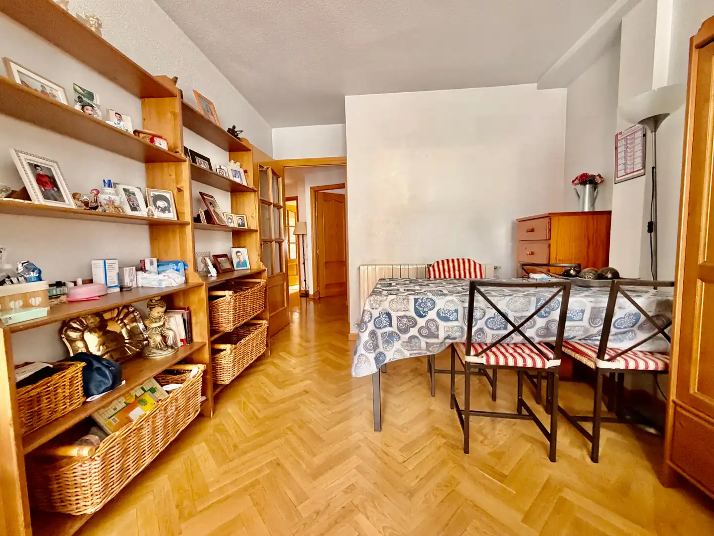 Living room of Flat for sale in Madrid  with Air Conditioner, Heating and Parquet flooring