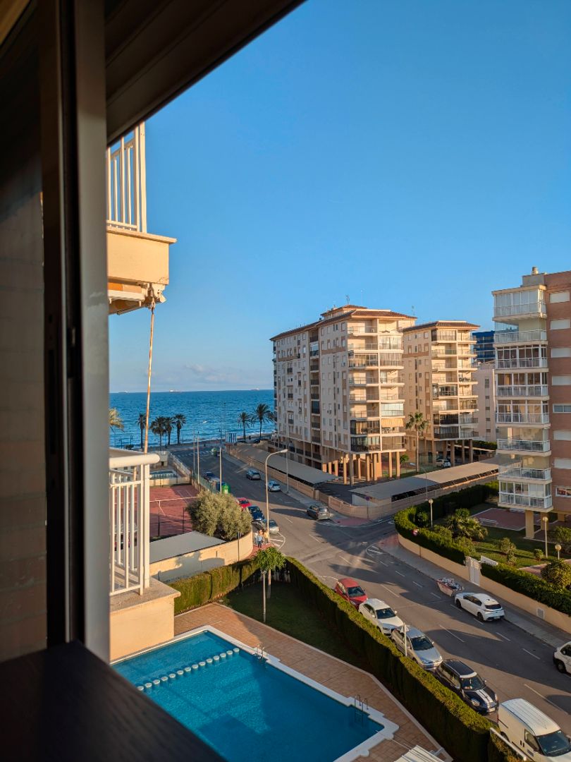 Vista exterior de Apartament en venda en Benicasim / Benicàssim amb Aire condicionat, Jardí privat i Terrassa