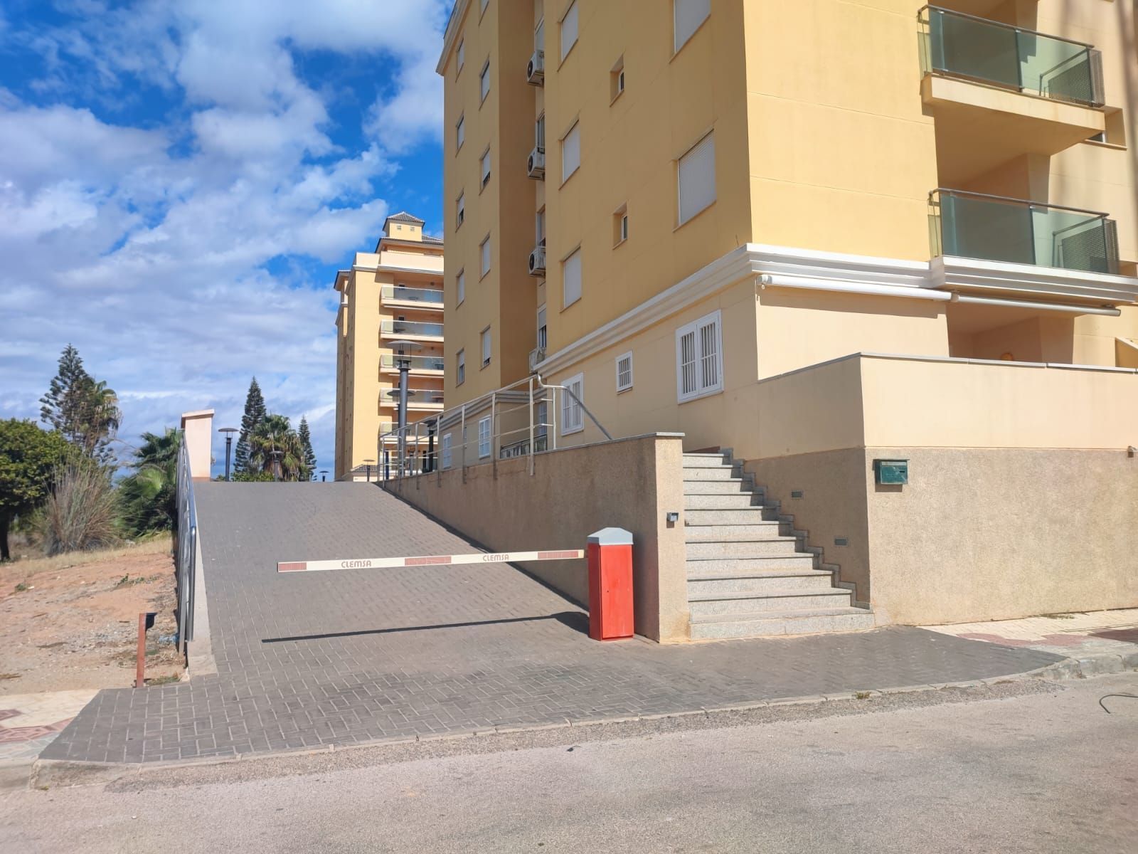 Aparcament de Pis en venda en La Manga del Mar Menor amb Aire condicionat, Terrassa i Moblat