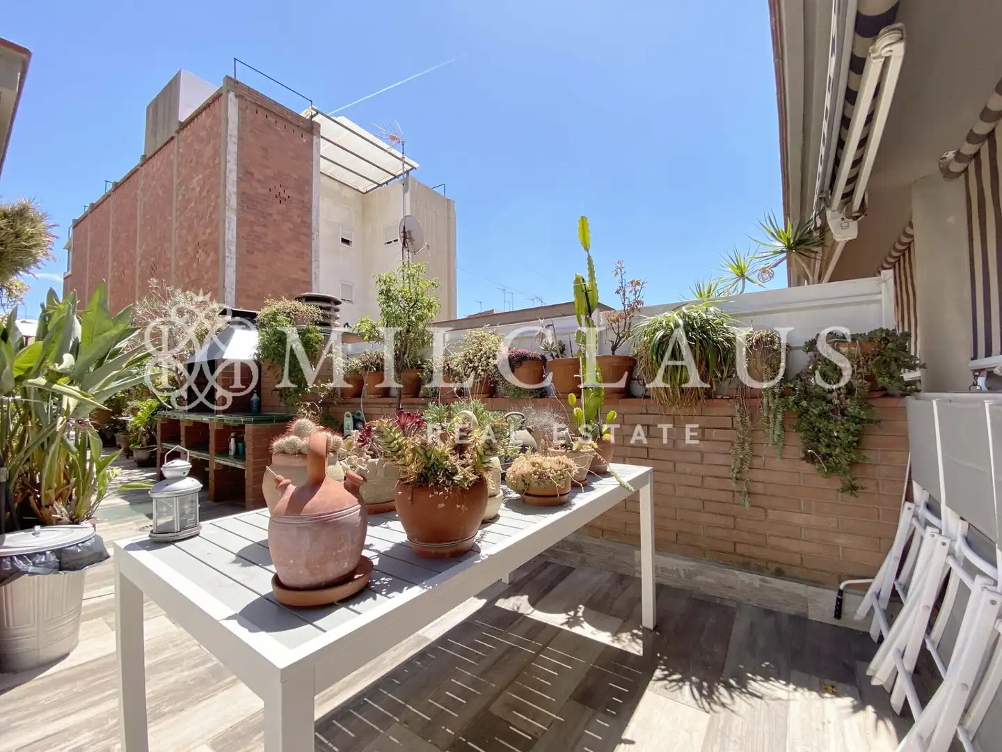 Terrasse von Einfamilien-Reihenhaus zum Verkauf in L'Hospitalet de Llobregat mit Klimaanlage, Heizung und Parkett