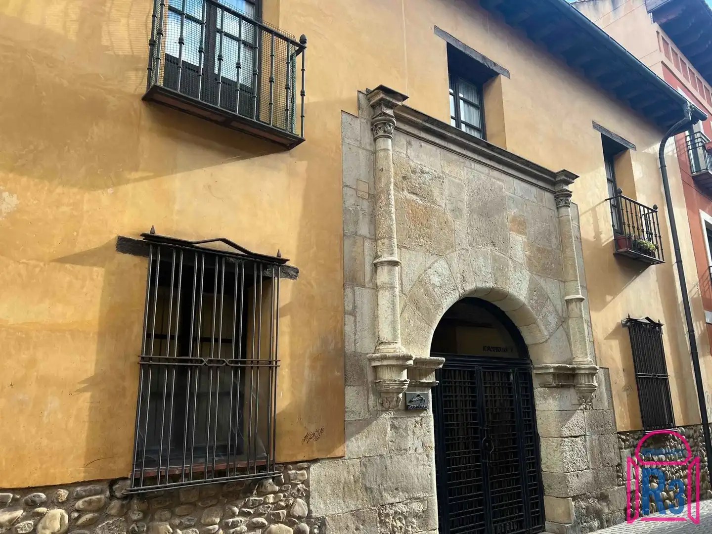 Vista exterior de Apartamento en venta en León Capital  con Calefacción y Trastero