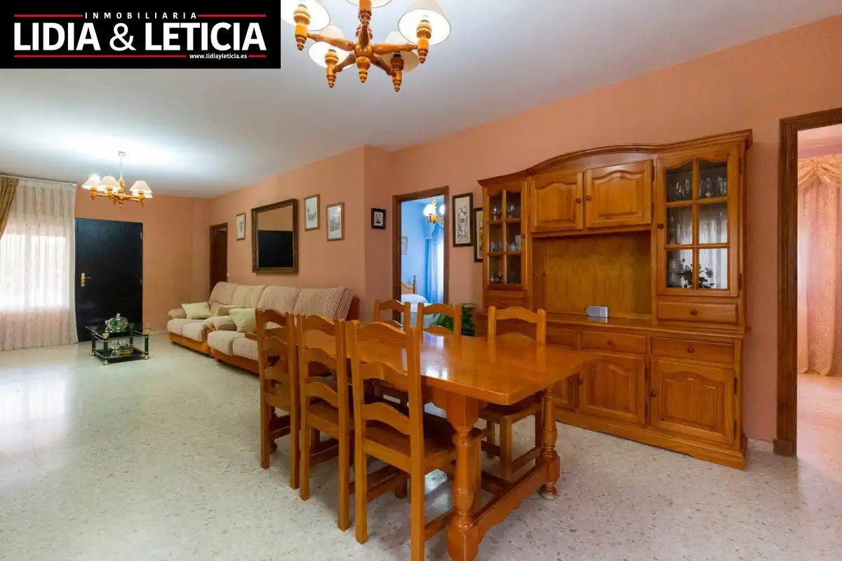 Sala de estar de Casa o chalet en venta en Alcalá de Guadaira con Aire acondicionado, Calefacción y Jardín privado