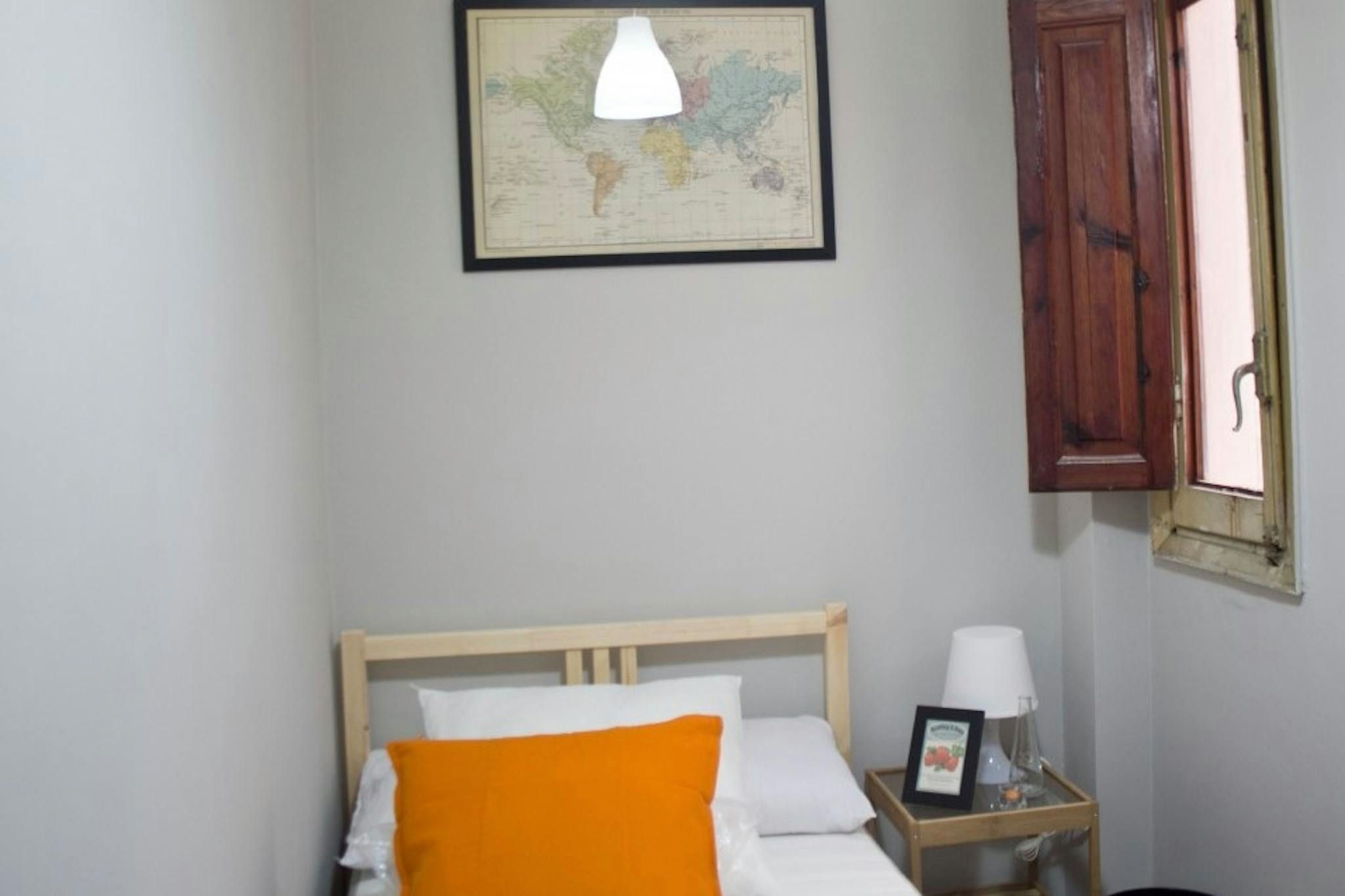 Bedroom of Flat to share in  Valencia Capital  with Washing machine and Internet