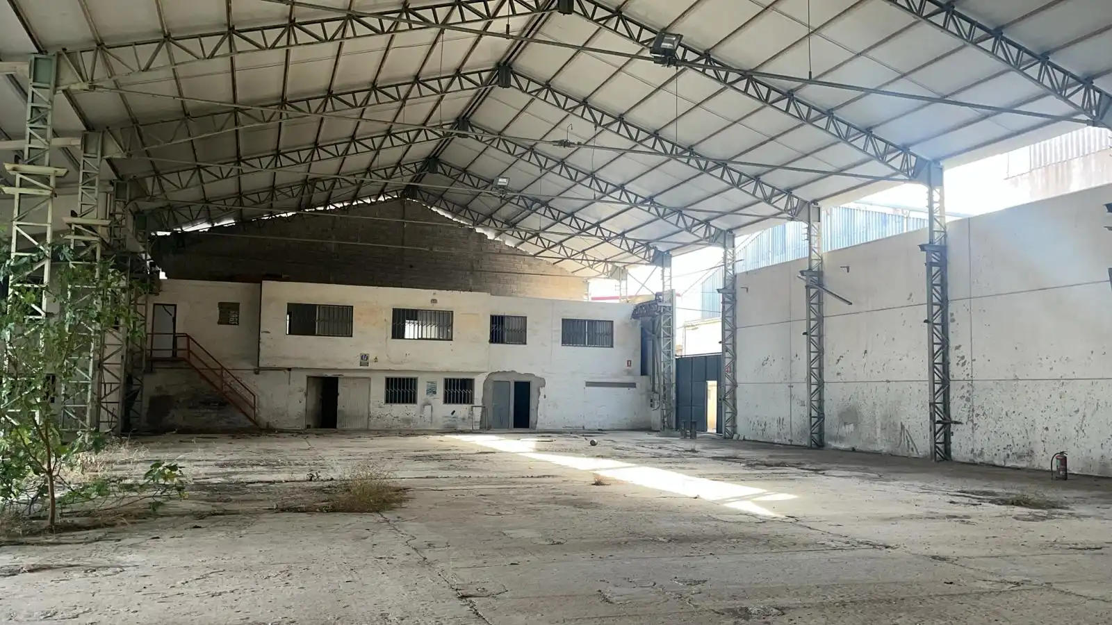 Außenansicht von Fabrikhallen zum Verkauf in Alcañiz