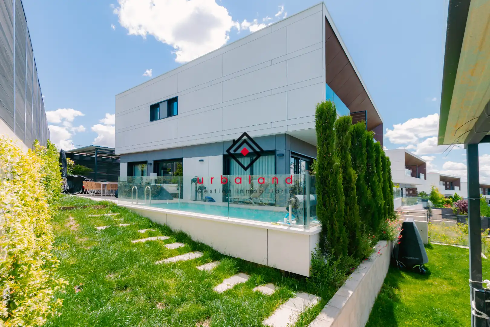 Semi-detached house with pool for sale in Calle de Cosme Damián Churruca