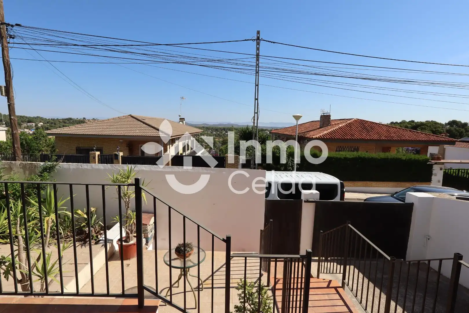 Vista exterior de Casa adosada en venta en Chiva con Calefacción, Jardín privado y Terraza