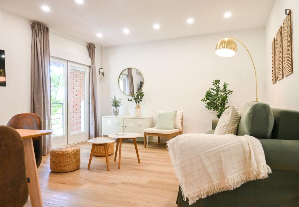 Living room of Apartments for rent in  Madrid Capital  with Air Conditioner, Furnished and Oven