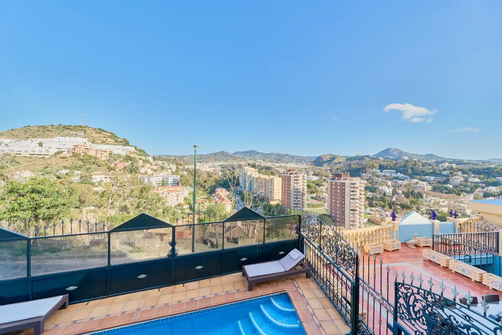 Vista exterior de Casa o xalet en venda en Málaga amb Aire condicionat, Calefacció i Jardí privat