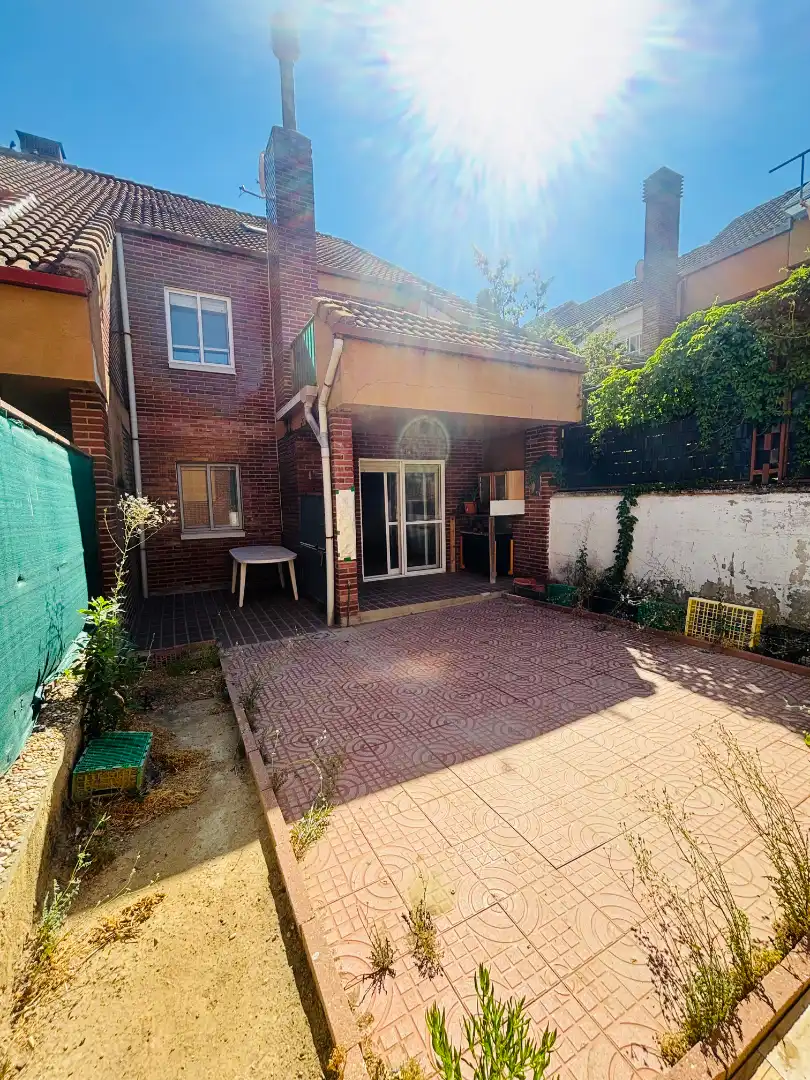 Vista exterior de Casa o chalet en venta en Cistérniga con Calefacción, Terraza y Lavadora