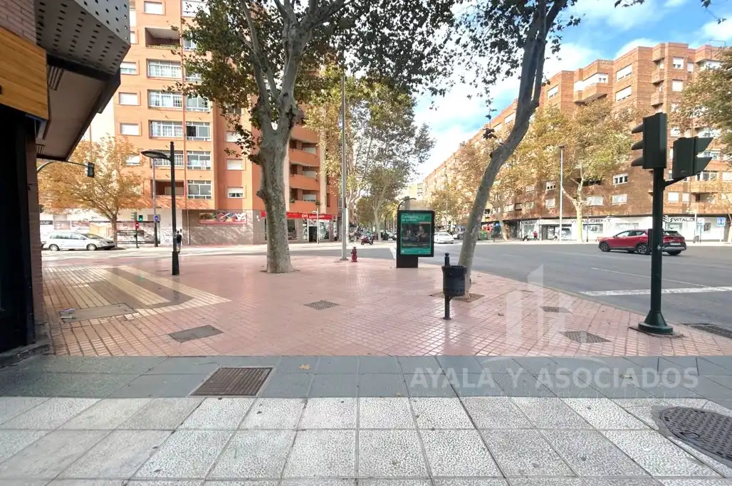 Local comercial en venda a Avenida Reina Victoria Eugenia, imagen 4
