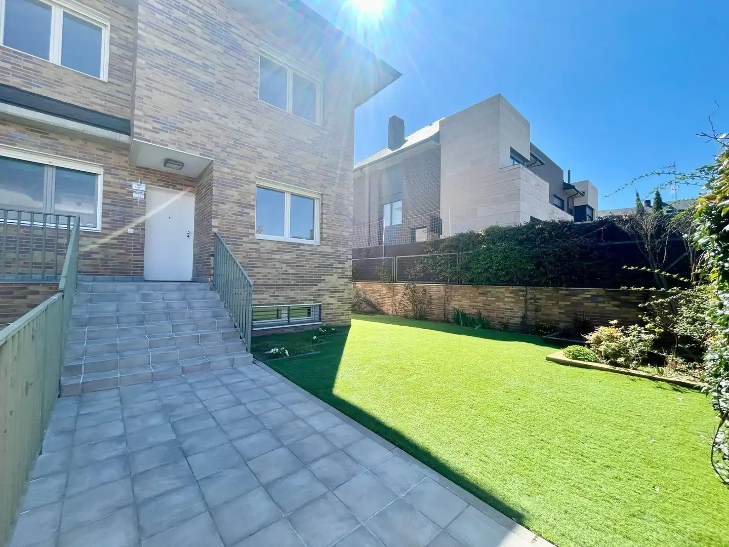 Vista exterior de Casa adosada de alquiler en Majadahonda con Aire acondicionado, Calefacción y Jardín privado