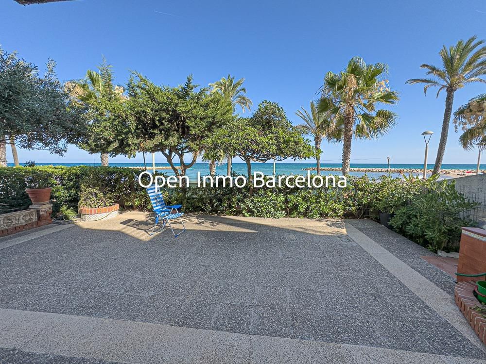 Exterior view of House or chalet for sale in Vilanova i la Geltrú  with Air Conditioner, Heating and Private garden