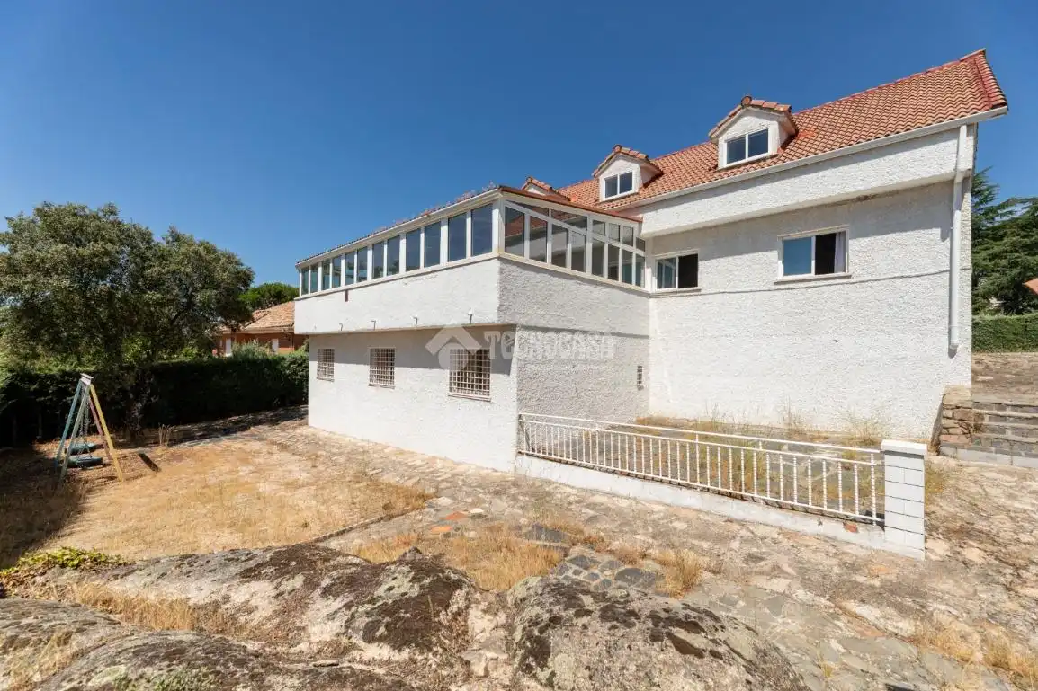 Vista exterior de Casa o xalet en venda en Hoyo de Manzanares amb Calefacció i Jardí privat