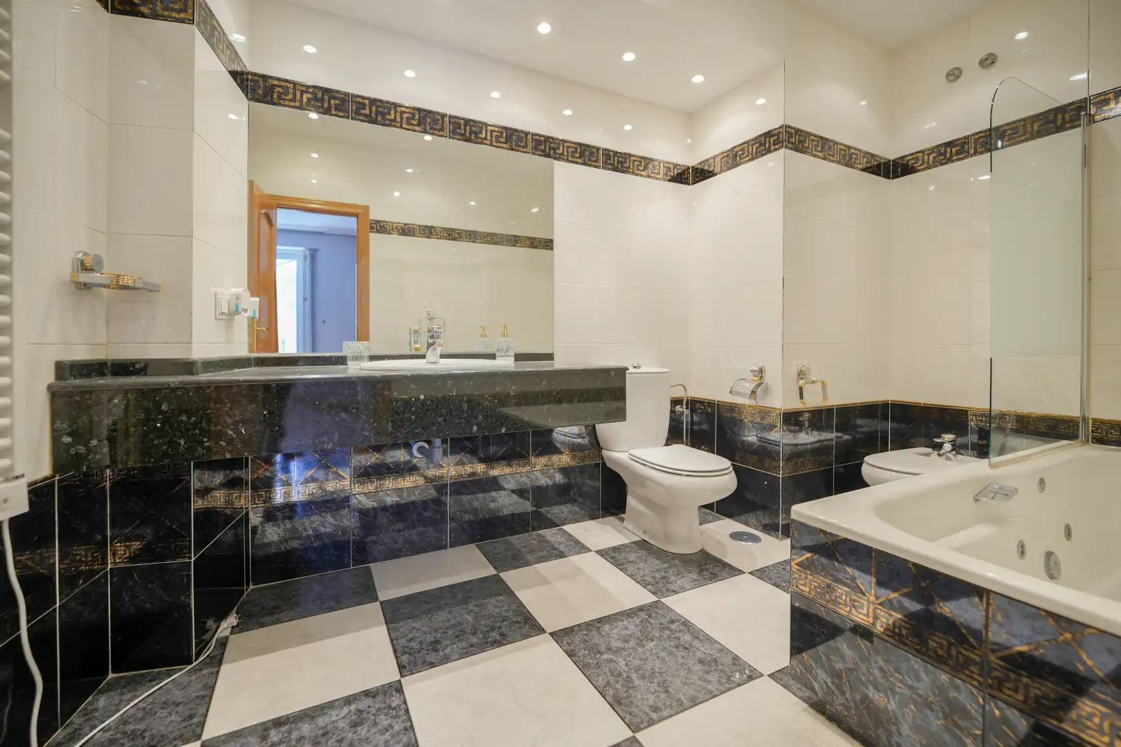 Bathroom of Flat for sale in Valladolid  with Heating, Parquet flooring and Storage room
